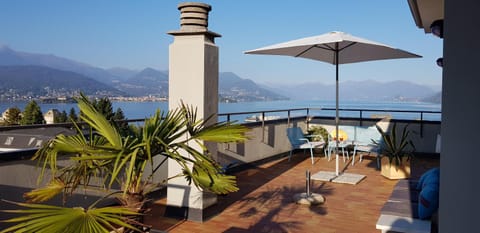 Terrace Lake View Apartment in Stresa