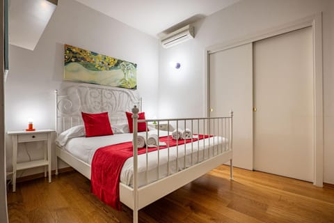 Bed, Photo of the whole room, Bedroom, towels, wardrobe, air conditioner