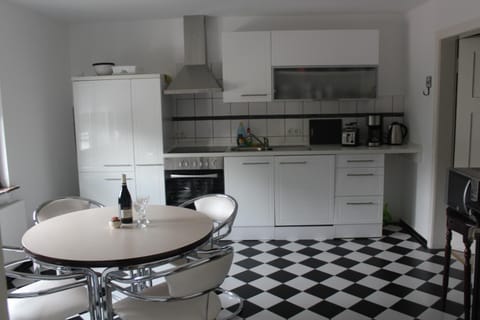 Coffee/tea facilities, Kitchen or kitchenette, Dining area, dishwasher, stove, toaster