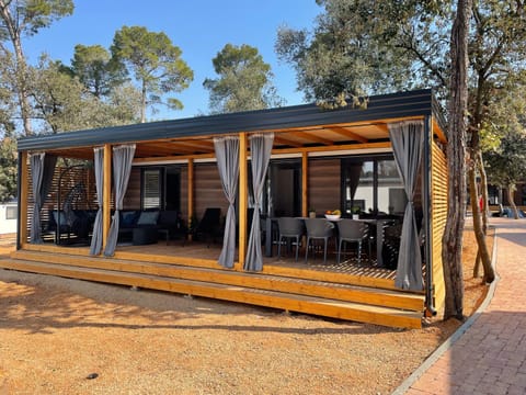 Property building, Patio, Facade/entrance