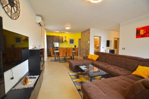 Communal lounge/ TV room, Living room, Dining area