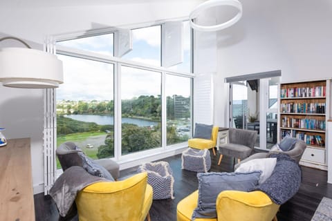 Library, Living room, Seating area