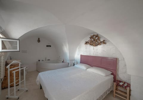 Toilet, Bed, Hot Tub, Bathroom, Photo of the whole room, Bedroom, Bath