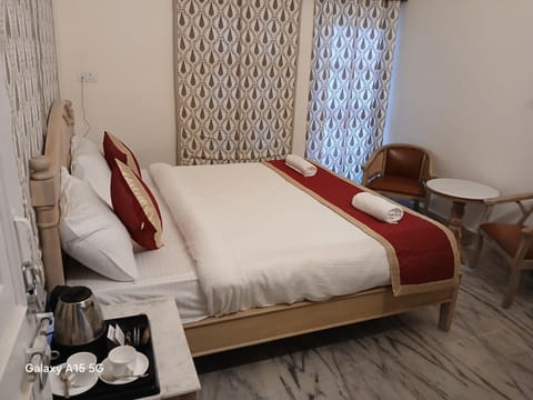 Bed, Kitchen or kitchenette, Living room, Photo of the whole room, Seating area, Bedroom