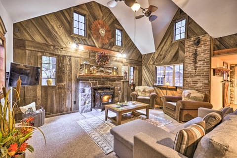 Walk to Zigzag River The Sundance Cottage House in Mount Hood Village