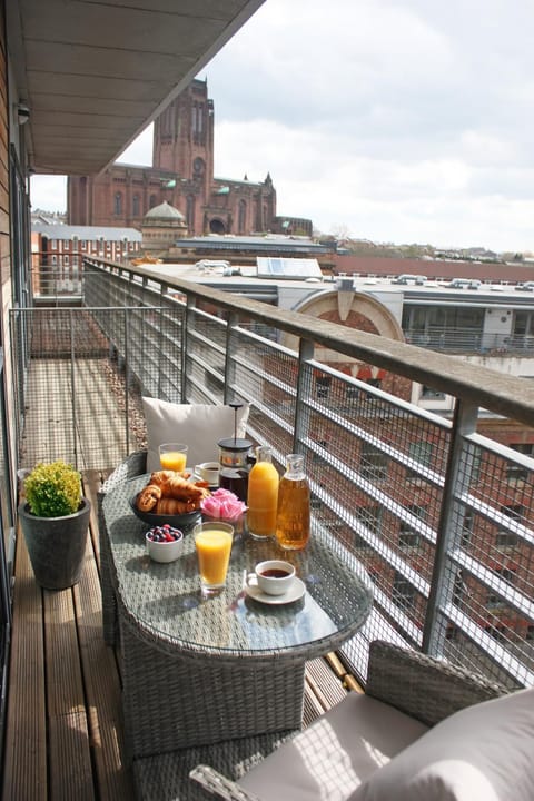 View (from property/room), Balcony/Terrace, City view