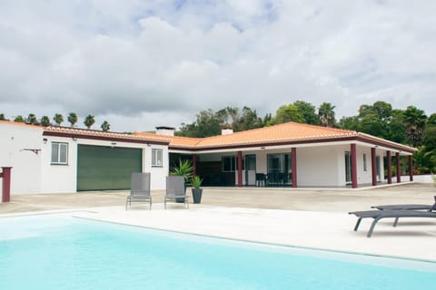 Property building, Patio, Day, Pool view, Swimming pool, sunbed