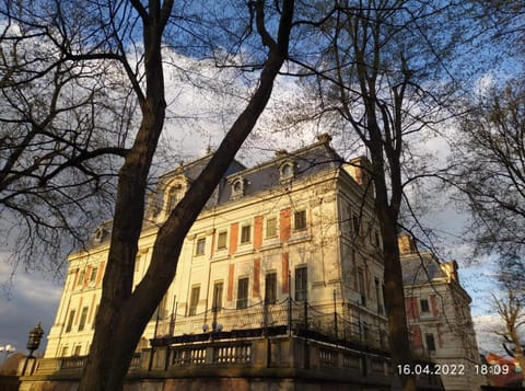 Nearby landmark, Neighbourhood