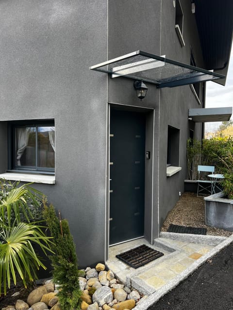 Superbe appartement entre lac et montagne. Apartment in Menthon-Saint-Bernard