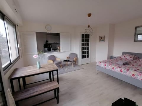 Bed, Living room, Photo of the whole room, Seating area