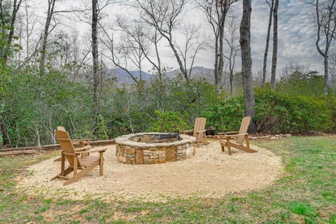 Mtn Views, Yard, and Fire Pit Multi-Level Cabin Cabin in Tennessee