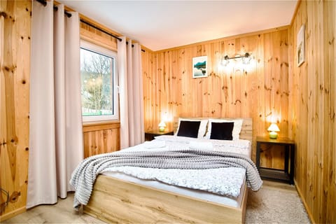Bedroom, towels