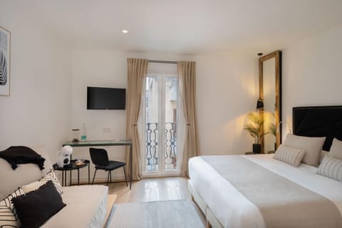 Communal lounge/ TV room, Bed, TV and multimedia, Living room, Photo of the whole room, Seating area, Bedroom
