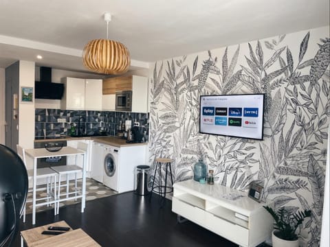 Kitchen or kitchenette, Living room, Seating area, Dining area