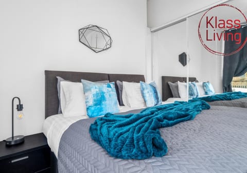 Bed, Decorative detail, Bedroom, Guests, group of guests, cot, Family