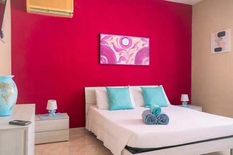 Bed, Photo of the whole room, towels