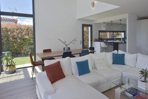 Contemporary Villa with Pool & Jacuzzi Villa in Mougins