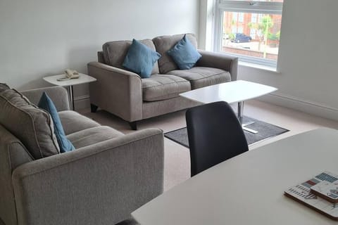 Beautiful 2-bed Apartment on Torquay seafront Apartment in Paignton