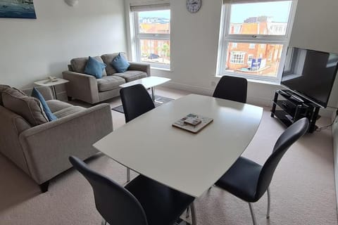 Beautiful 2-bed Apartment on Torquay seafront Apartment in Paignton