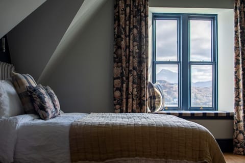 Bed, Bedroom, Mountain view