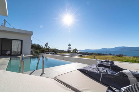 Patio, Day, Sea view, Swimming pool, sunbed