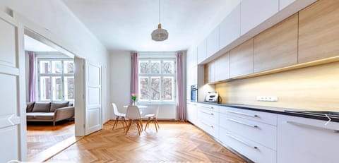 Kitchen or kitchenette, Seating area, Dining area, stove