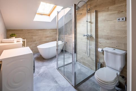 Shower, Toilet, Bathroom, Bath, towels