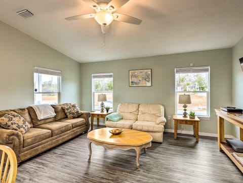 Family-Friendly Home, Walk to Steinhatchee River! House in Florida