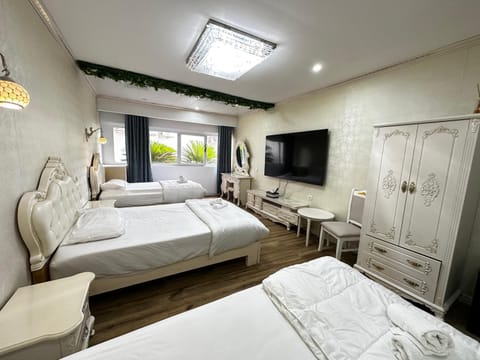 Bed, TV and multimedia, Photo of the whole room, Bedroom, wardrobe