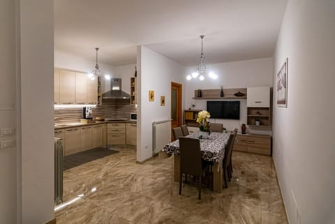 TV and multimedia, Kitchen or kitchenette, Dining area, stove