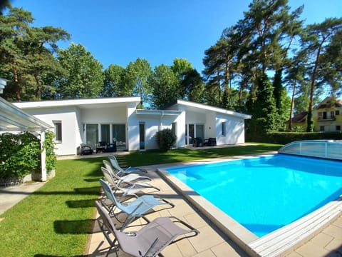 Property building, Day, Summer, Garden, Pool view, Swimming pool, sunbed