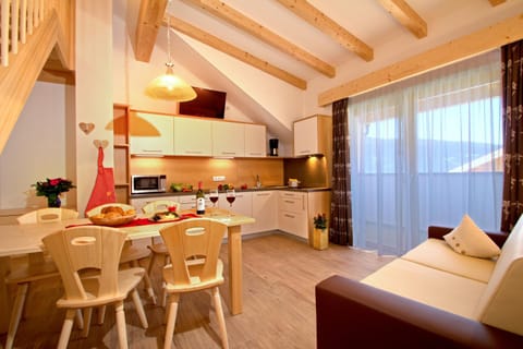 Kitchen or kitchenette, Seating area, Dining area