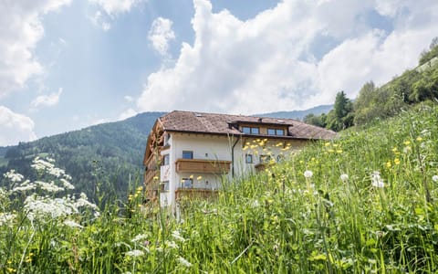 Property building, Restaurant/places to eat, Day, Mountain view, Location