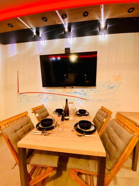 TV and multimedia, Seating area, Dining area