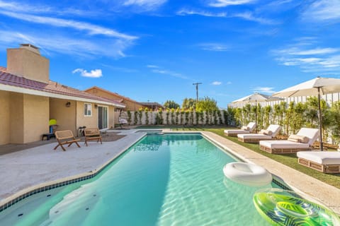 Property building, Patio, Spring, Day, Natural landscape, Garden, Garden view, Pool view, Swimming pool, sunbed