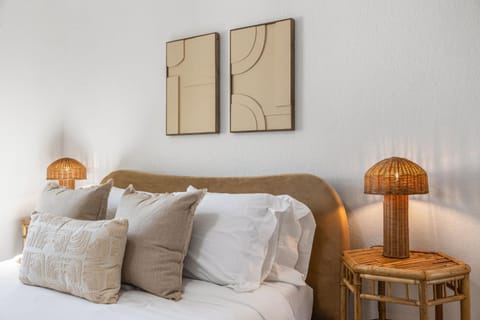 Bed, Living room, Photo of the whole room, Decorative detail, Seating area, Bedroom