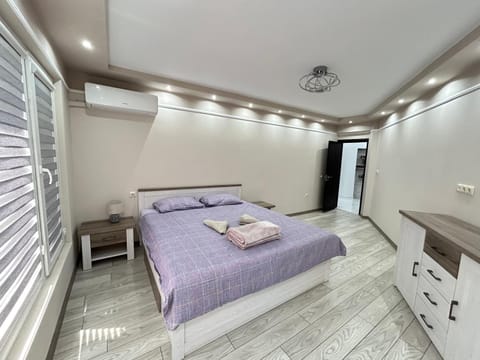 Bed, Bedroom, air conditioner