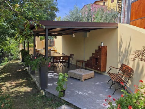 Property building, Patio, Day, BBQ facilities, Garden, View (from property/room), Dining area, Garden view