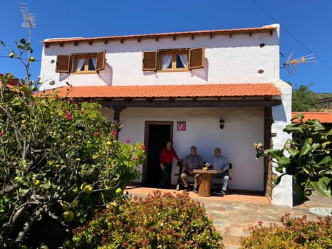Facade/entrance, group of guests