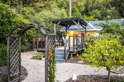 Cloverdale Creekside Retreat House in Russian River