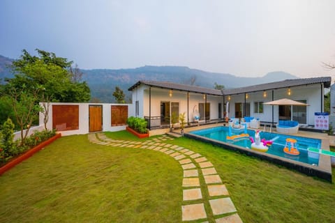Property building, Spring, Day, Natural landscape, Garden, View (from property/room), View (from property/room), Other, Garden view, Mountain view, Pool view, Swimming pool, sunbed