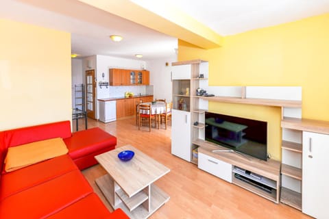 TV and multimedia, Kitchen or kitchenette, Living room, Dining area, kitchen