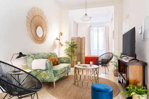 TV and multimedia, Living room, Decorative detail, Seating area, Dining area
