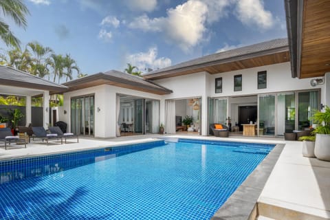 Property building, Patio, Day, Pool view, Swimming pool, sunbed