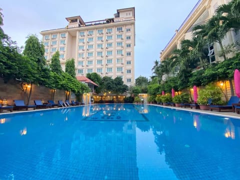 Property building, Day, Pool view, Swimming pool, sunbed