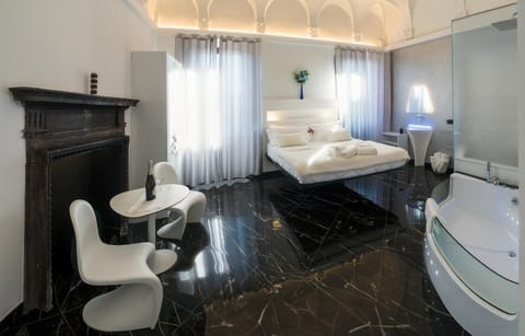 Bed, Hot Tub, Spa and wellness centre/facilities, Food and drinks, Photo of the whole room, Bedroom, Drinks, Alcoholic drinks, fireplace