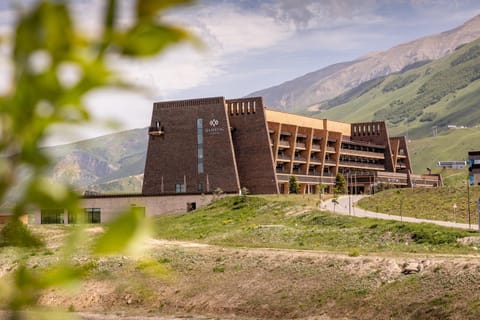 Property building, Nearby landmark, Spring, Day, Natural landscape, Summer, Landmark view, Mountain view