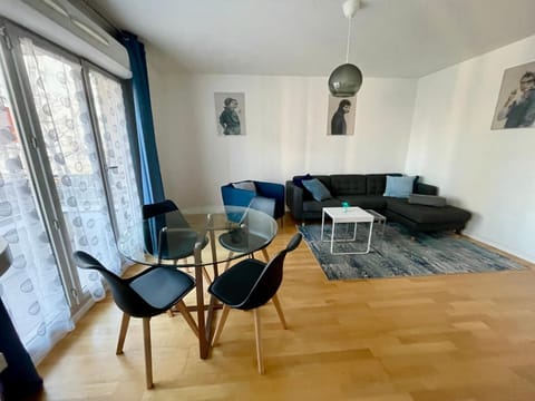 Superbe 3 PIECES face gare TGV / RER de Massy Apartment in Massy