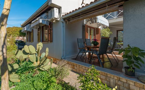 Property building, Garden, Balcony/Terrace, Garden view