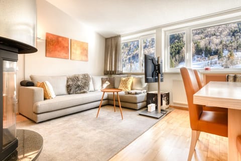 TV and multimedia, Living room, Dining area, flat iron